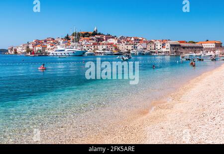 Primosten, Gespanschaft Sibenik Knin, Kroatien. Blick auf die Altstadt und den Strand in Primosten, Dalmatien, Kroatien. Stockfoto