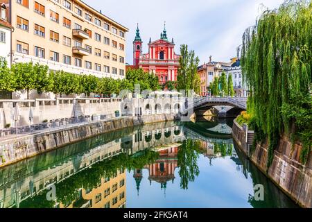 Ljubljana, Slowenien. Stadtbild am Fluss Ljubljanica Canal in der Altstadt. Stockfoto