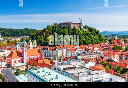 Ljubljana, Slowenien. Die Altstadt und die mittelalterliche Burg. Stockfoto