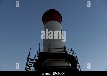 Leuchtturm, laufende Arbeiten, Bauinstandhaltung, Umhlanga Rocks Waterfront, Durban, Südafrika, Baugerüst, Reparaturprojekt Stockfoto