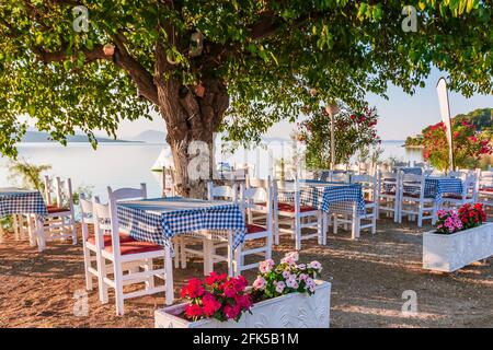 Lefkada, Griechenland. Taverne am Meer an einem sonnigen Morgen. Stockfoto