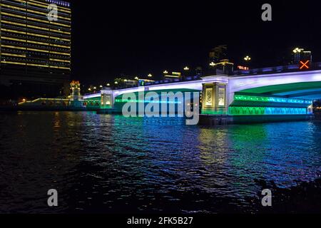 Nachtansicht der Renmin-Brücke über den Pearl River im Zentrum von Guangzhou, China. Stockfoto