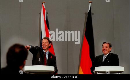 Gerhard Schroder Besucht Großbritannien November 1998 Neuer Bundeskanzler Gerhard Schroder mit Premierminister Tony Blair bei ihrer ersten Pressekonferenz des Auswärtigen Amtes gemeinsam Stockfoto