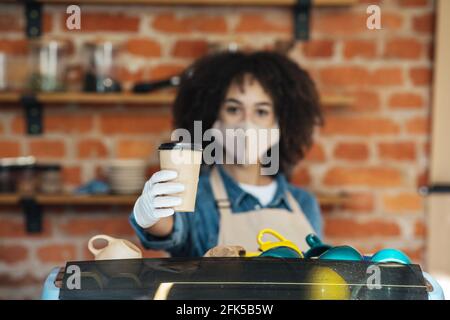 Öffnen Sie ein Café nach der Sperrung der Quarantäne, Kundenservice Stockfoto