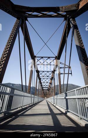 Eine alte Stahlbrücke wurde in einen Fußweg in der Nähe von Clark Fork, Idaho, umgewandelt. Stockfoto