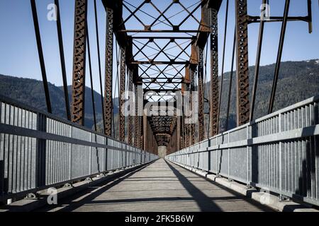 Eine alte Stahlbrücke wurde in einen Fußweg in der Nähe von Clark Fork, Idaho, umgewandelt. Stockfoto