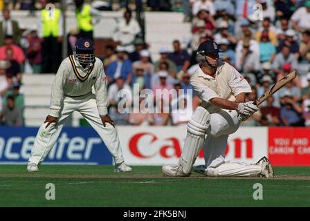 England gegen Sri Lanka Cricket Test Match The Oval August 1998Graham Hick dreht sich auf einem Knie, als er auf die trifft Ball für 4 auf dem Oval Cricket Ground auf dem Erster Tag des Testmatches Stockfoto
