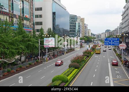 Eine Straße im Zentrum der Stadt Guilin, Provinz Guiyang, China an einem bewölkten Tag Stockfoto