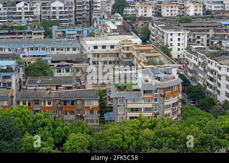 Wohn- und Bürogebäude in der Stadt Guilin in der Karstlandschaft der Provinz Guangxi im Süden Chinas. Stockfoto