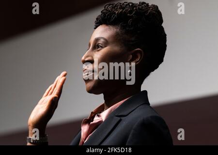 Usa. April 2021. Candace Jackson-Akiwumi, nominierte Richterin des US-Bundesgerichtes für den 7. Bundeskreis, wird während ihrer Bestätigungsverhandlung des Justizausschusses des Senats im Dirksen Senate Office Building in Washington, DC, am Mittwoch, den 28. April 2021 vereidigt. Auch Ketanji Brown Jackson, Nominierter für den US-Amtskreisrichter für den District of Columbia Circuit, sagte aus. Quelle: Tom Williams/Pool Via Cnp/Media Punch/Alamy Live News Stockfoto