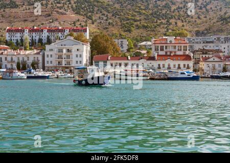 Blick vom Meer auf den Damm und den Pier in Die Stadt Balaklava auf der Krim Stockfoto