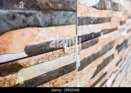 Fliesenabstandshalter, Kunststoffteile zum Trennen von Fliesen während der Installation. Stockfoto