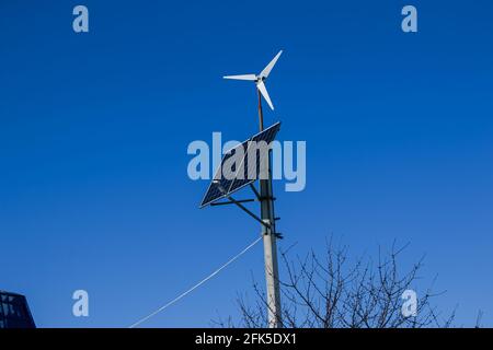 Haushaltsüblichen Turbine an einem klaren Tag. Mit diesen Generatoren sparen Haushalte Energiekosten. Stockfoto