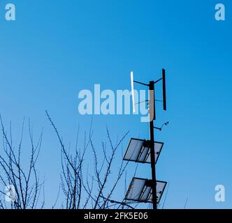 Haushaltsüblichen Turbine an einem klaren Tag. Mit diesen Generatoren sparen Haushalte Energiekosten. Stockfoto