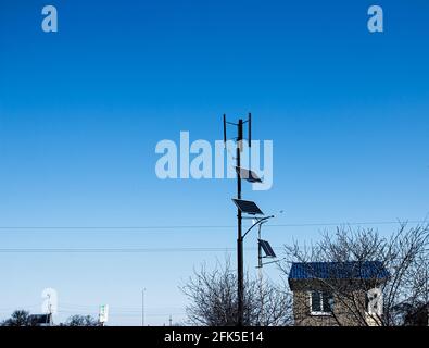 Haushaltsüblichen Turbine an einem klaren Tag. Mit diesen Generatoren sparen Haushalte Energiekosten. Stockfoto