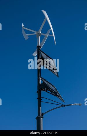 Haushaltsüblichen Turbine an einem klaren Tag. Mit diesen Generatoren sparen Haushalte Energiekosten. Stockfoto