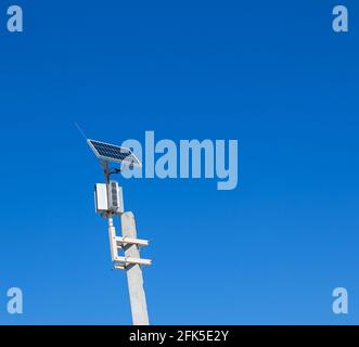 Haushaltsüblichen Turbine an einem klaren Tag. Mit diesen Generatoren sparen Haushalte Energiekosten. Stockfoto