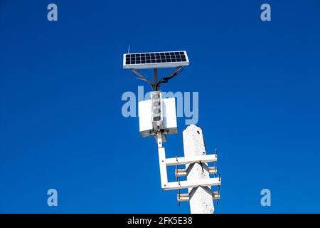 Haushaltsüblichen Turbine an einem klaren Tag. Mit diesen Generatoren sparen Haushalte Energiekosten. Stockfoto