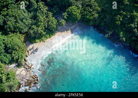 Drohne Sichtfeld der geheimen Bucht, Meer und Wald Mahe, Seychellen. Stockfoto