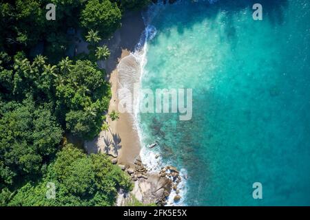 Drohne Sichtfeld der geheimen Bucht und Küste Mahe, Seychellen. Stockfoto