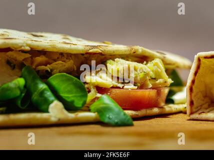 Piadina gefüllt mit Huhn Stockfoto