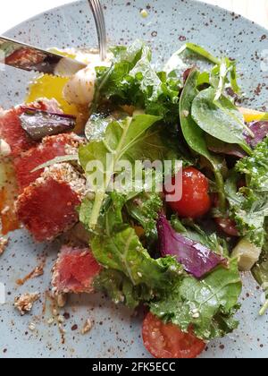 Thunfischsalat mit pochiertem Ei Stockfoto