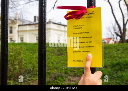 Lenck Poetry Initiative von Soproni Muzeum am Tag der ungarischen Poesie. Blätter mit Gedichten auf schmiedeeisernem Zaun der Lenck Villa, Sopron, Ungarn Stockfoto