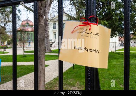 Lenck Poetry Initiative von Soproni Muzeum am Tag der ungarischen Poesie. Blätter mit Gedichten auf schmiedeeisernem Zaun der Lenck Villa, Sopron, Ungarn Stockfoto