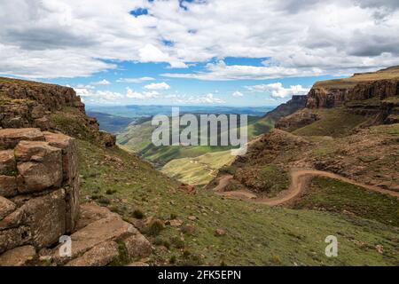 Blick vom Gipfel des Drakensbergs auf den Sani Pass Stockfoto