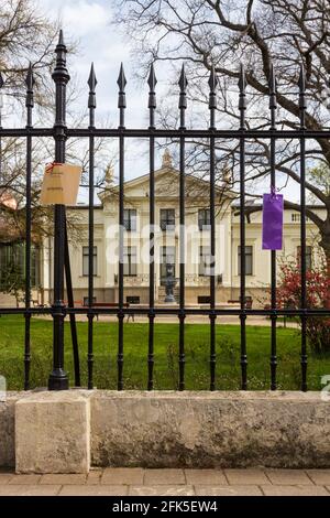 Lenck Poetry Initiative von Soproni Muzeum am Tag der ungarischen Poesie. Blätter mit Gedichten auf schmiedeeisernem Zaun der Lenck Villa, Sopron, Ungarn Stockfoto