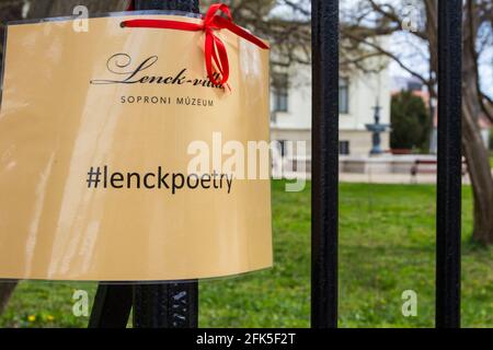 Lenck Poetry Initiative von Soproni Muzeum am Tag der ungarischen Poesie. Blätter mit Gedichten auf schmiedeeisernem Zaun der Lenck Villa, Sopron, Ungarn Stockfoto