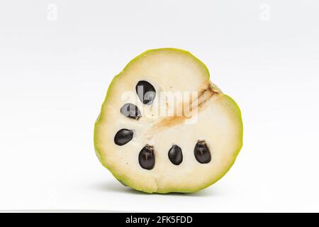Custard Apple oder Cherimoya isoliert auf weiss Stockfoto
