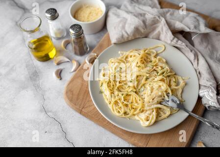 Alfredo Pasta Dinner mit cremiger weißer Sauce mit Kräutern gewürzt. Pasta im italienischen Restaurant namens Alfredo. Käse Alfredo Pasta. Stockfoto