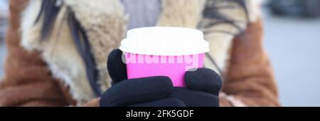 Frau in warmen Kleidern hält Kaffee in den Händen Nahaufnahme Stockfoto
