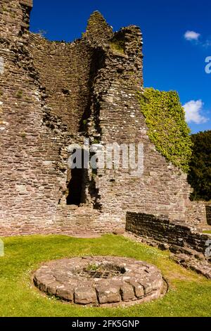 Reste der Mauern und Türme aus dem 12. Jahrhundert Mittelalterliche Burg in Wales (White Castle) Stockfoto