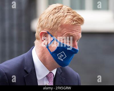 Der Abgeordnete und Kulturminister Oliver Dowden verlässt die Nummer 10 Downing Street am Mittwoch, den 28. April 2021 Stockfoto