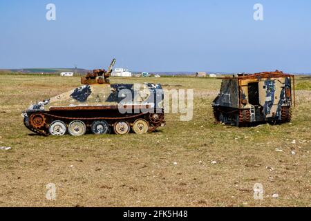 Verlassene und rostende gepanzerte Fahrzeuge an der Pembrokeshire Coast (Wales, Vereinigtes Königreich) Stockfoto