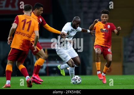 ISTANBUL, TÜRKEI - 28. APRIL: Mostafa Mohamed aus Galatasaray, Ismael Diomande aus Konyaspor und Gedson Fernandes aus Galatasaray während des Super Lig-Spiels zwischen Galatasaray SK und Konyaspor im Turk Telekom Stadium am 28. April 2021 in Istanbul, Türkei (Orange Picles) Stockfoto