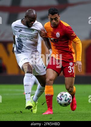 ISTANBUL, TÜRKEI - 28. APRIL: Ismael Diomande aus Konyaspor und Mostafa Mohamed aus Galatasaray kämpfen beim Super Lig-Spiel zwischen Galatasaray SK und Konyaspor am 28. April 2021 im Turk Telekom Stadium in Istanbul, Türkei, um den Besitz (Orange Picts) Stockfoto