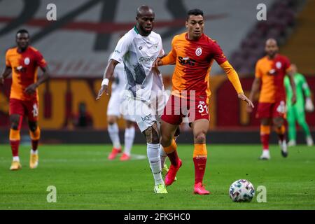 ISTANBUL, TÜRKEI - 28. APRIL: Ismael Diomande aus Konyaspor und Mostafa Mohamed aus Galatasaray kämpfen beim Super Lig-Spiel zwischen Galatasaray SK und Konyaspor am 28. April 2021 im Turk Telekom Stadium in Istanbul, Türkei, um den Besitz (Orange Picts) Stockfoto