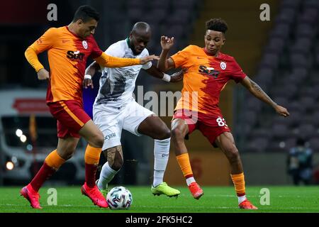 ISTANBUL, TÜRKEI - 28. APRIL: Mostafa Mohamed aus Galatasaray, Ismael Diomande aus Konyaspor und Gedson Fernandes aus Galatasaray während des Super Lig-Spiels zwischen Galatasaray SK und Konyaspor im Turk Telekom Stadium am 28. April 2021 in Istanbul, Türkei (Orange Picles) Stockfoto