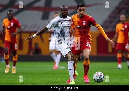 ISTANBUL, TÜRKEI - 28. APRIL: Ismael Diomande aus Konyaspor und Mostafa Mohamed aus Galatasaray kämpfen beim Super Lig-Spiel zwischen Galatasaray SK und Konyaspor am 28. April 2021 im Turk Telekom Stadium in Istanbul, Türkei, um den Besitz (Orange Picts) Stockfoto