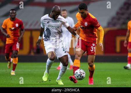 ISTANBUL, TÜRKEI - 28. APRIL: Ismael Diomande aus Konyaspor und Mostafa Mohamed aus Galatasaray kämpfen beim Super Lig-Spiel zwischen Galatasaray SK und Konyaspor am 28. April 2021 im Turk Telekom Stadium in Istanbul, Türkei, um den Besitz (Orange Picts) Stockfoto