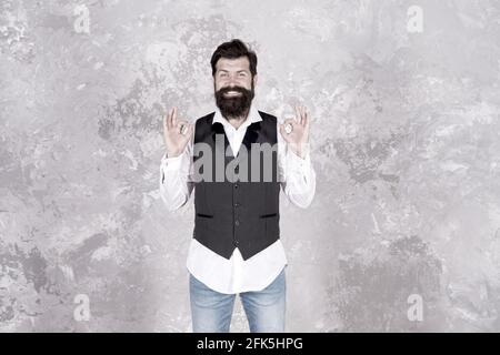 Bärtiger jüdischer Mann. Jüdische Traditionen. Purim Festival Feiertag Feier judentum. Guy reifen bärtig stilvoll in Hemd und Weste gekleidet. Jüdisch Stockfoto