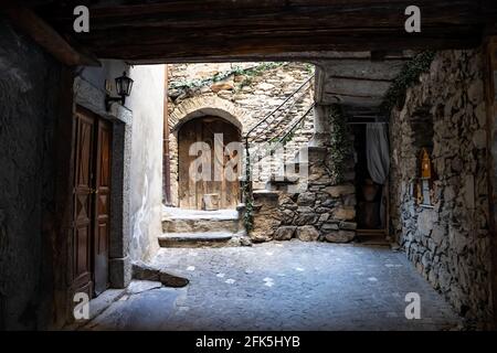 Saillon, Schweiz 28.03.2021 - Saillon Architektur, schmale Pfad, Farinet Wanderung Stockfoto