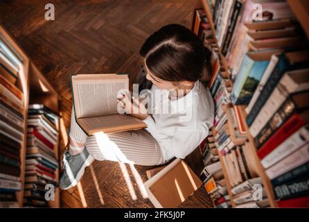 Zurück zum Schulkonzept. Notizbuchstapel und Schulstifte. Schüler und Studenten Studien Zubehör Stockfoto