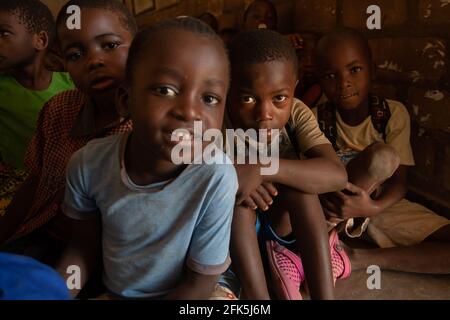 Mzuzu, Malawi. 30-05-2018. Eine Gruppe afroabkömmlicher Schüler im Klassenzimmer der Schule lächelt der Kamera zu, während sie von ihrem Tee aus eine Ausbildung erhalten Stockfoto