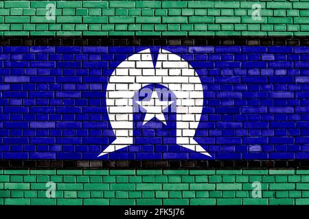 Flagge der Torres Strait Islanders auf Ziegelmauer gemalt Stockfoto