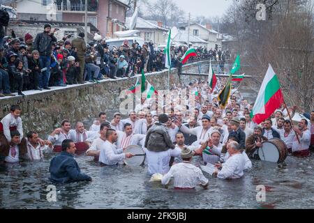 Epiphany Traditionen - Jordan Day. Am 6. Januar 2015, Kalofer, Bulgarien, tanzen Männer im eisigen Wasser des Tundzha-Flusses Stockfoto