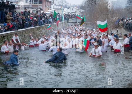 Epiphany Traditionen - Jordan Day. Am 6. Januar 2015, Kalofer, Bulgarien, tanzen Männer im eisigen Wasser des Tundzha-Flusses Stockfoto